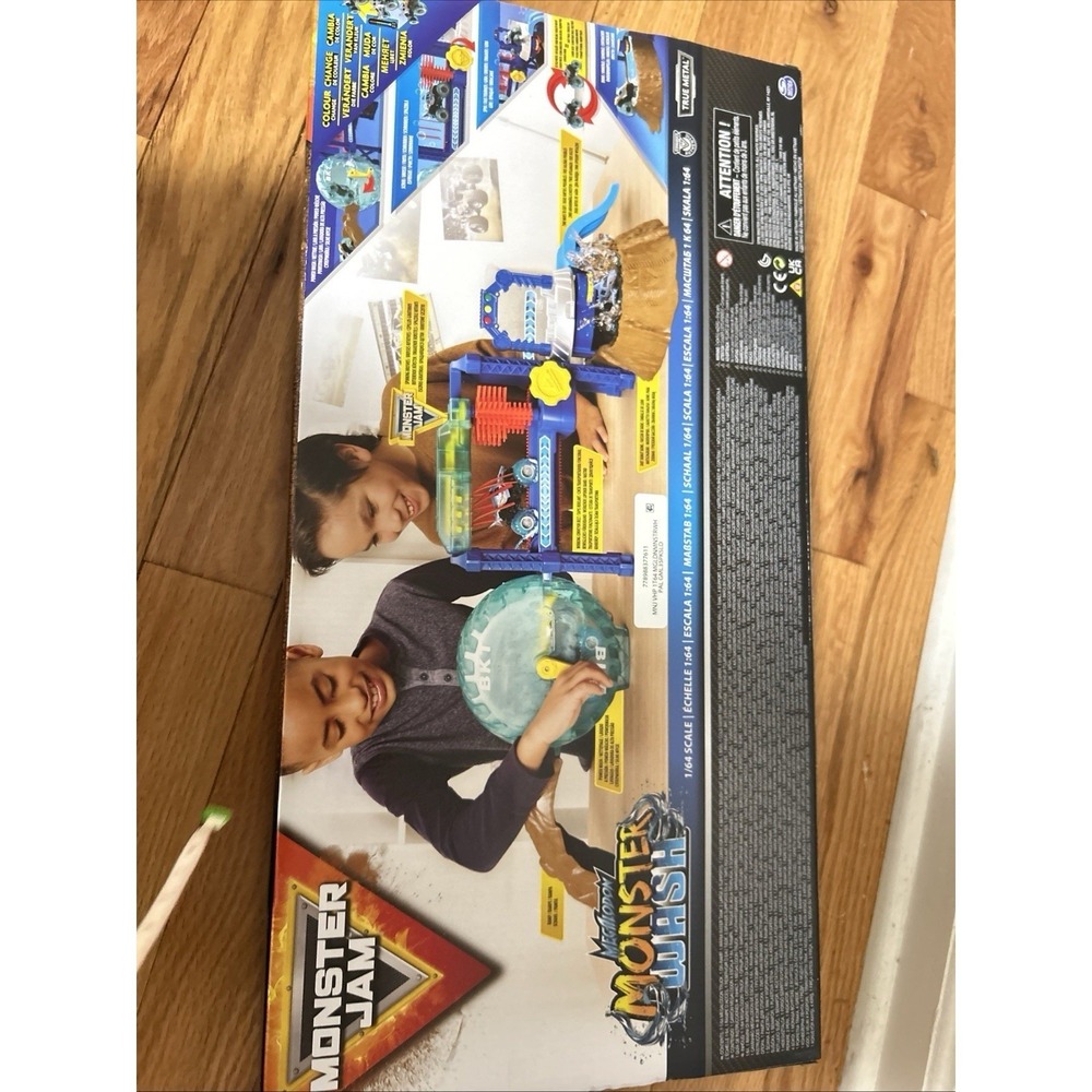 Monster Jam Megalodon Monster Wash Playset with Color Change 1:64 Truck NEW - Picture 2 of 3